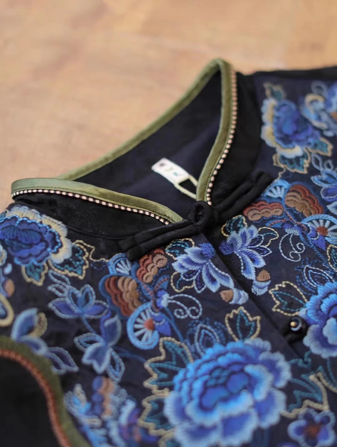 Luxury spring blouse for women - Embroidery On Black Shirt 评论和价格
