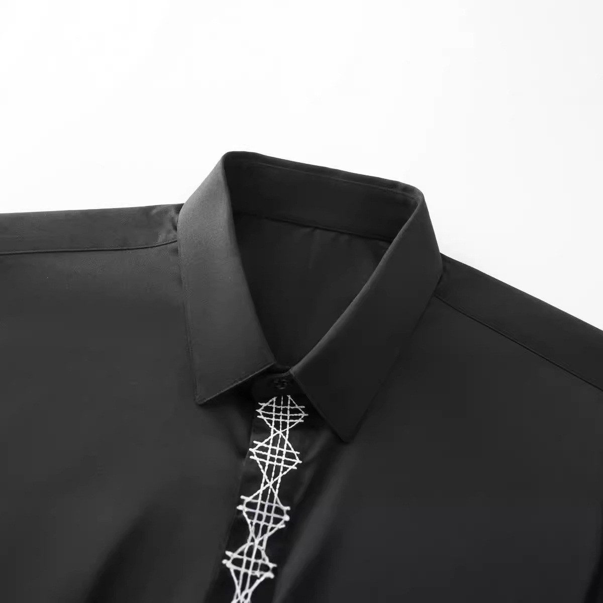 Autumn and Winter New Product: - Embroidery On Black Shirt 评论和价格