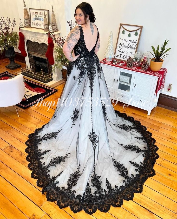 Gothic V Neck Wedding Dresses  - Embroidery White Dress 评论和价格