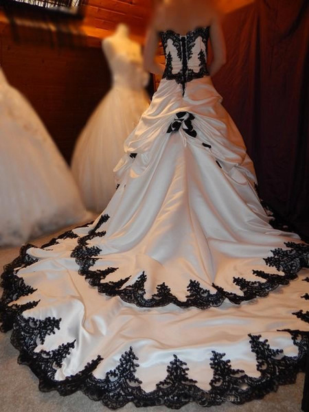 Vintage Wedding Dress Gothic B - Embroidery White Dress 评论和价格