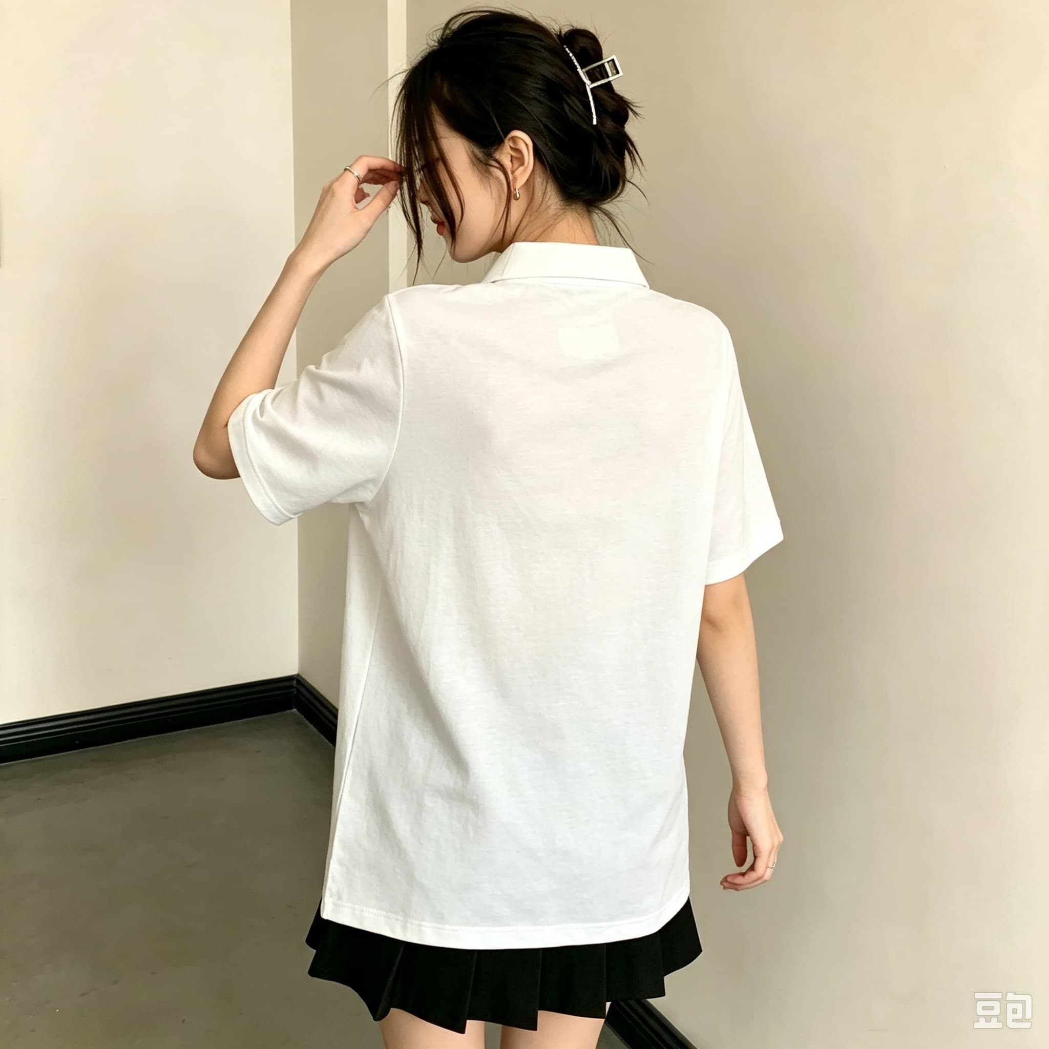 Women Black Lapel Collar Polo  - Embroidery On Black Shirt 评论和价格